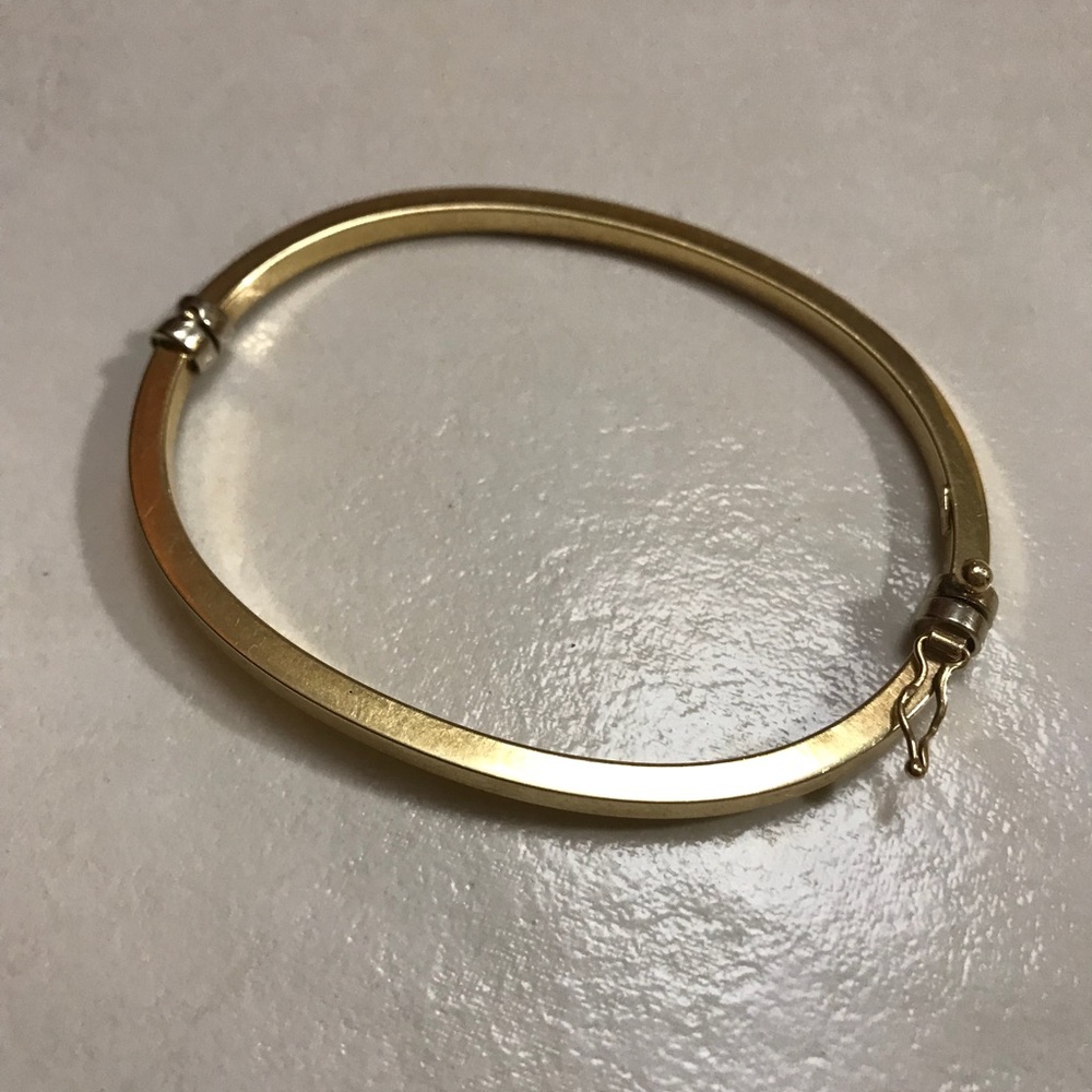 14 kt gold bangel